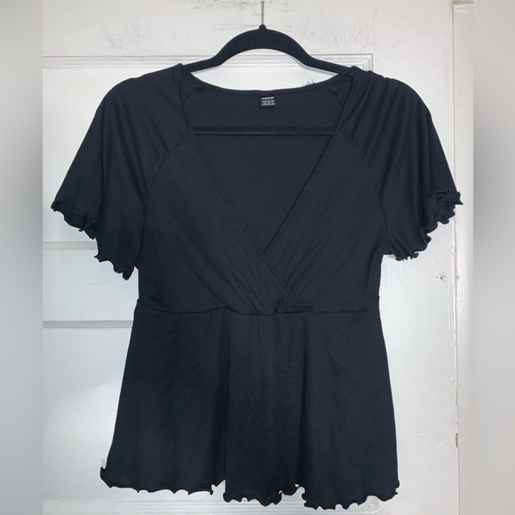 SHEIN ribbed scallop trim low v‎ neck tee size medium - Picture 1 of 6